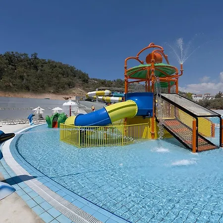 Ξενοδοχείο με διαμερίσματα Narcissos Waterpark 4*